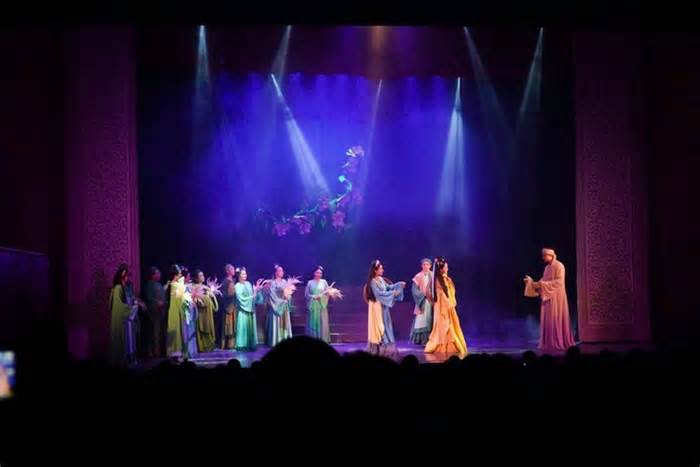 Dạy học Ngữ văn dưới ánh đèn sân khấu