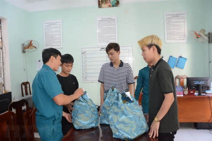 Đà Nẵng: Ba anh em trong một gia đình sẵn sàng cho ngày nhập ngũ