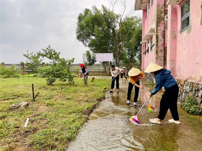 TT-Huế: Giáo viên tất bật dọn bùn, tổng vệ sinh trường lớp sau lũ đón học sinh trở lại