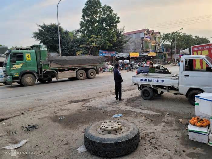 Lốp xe tải văng vào chợ ở Hà Nội, ba người bị thương
