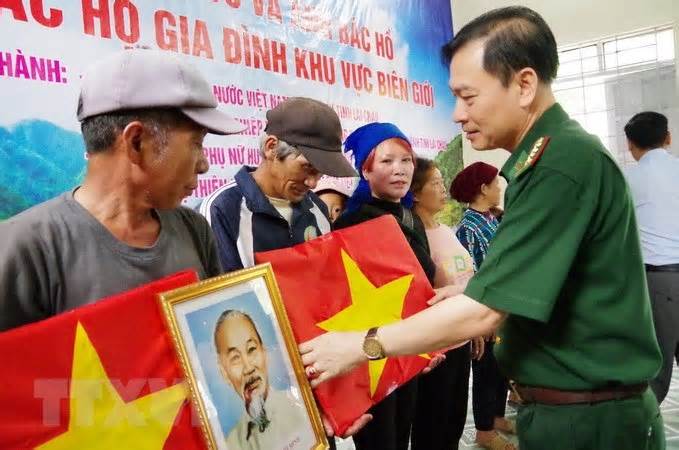 Lai Châu: Tặng cờ Tổ quốc và ảnh Bác Hồ cho người dân vùng biên giới