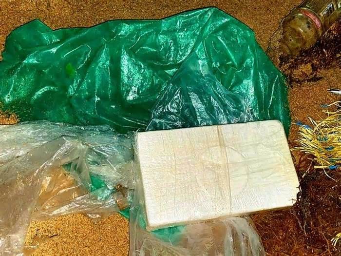 Phát hiện nhiều khối chữ nhật nghi ma túy trôi dạt vào bờ biển Phú Yên