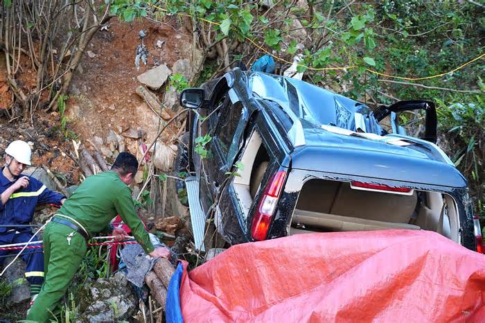 Gần 10 giờ nỗ lực cứu nam thanh niên rơi xuống hố sâu 50m ở Hà Giang