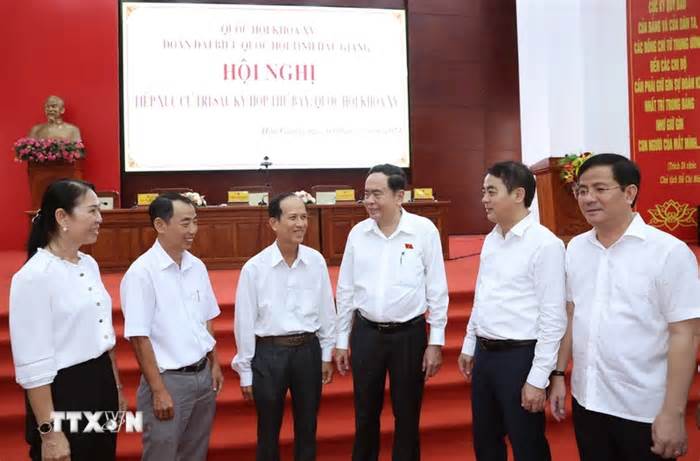 Chủ tịch Quốc hội Trần Thanh Mẫn tiếp xúc cử tri tại Hậu Giang