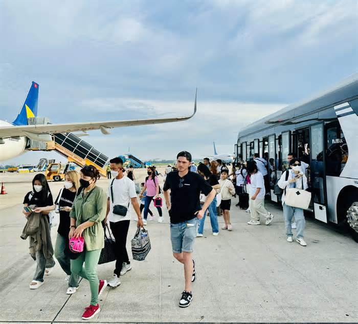 Hàng trăm chuyến bay 'rỗng' về Tân Sơn Nhất đón khách ra miền Trung, miền Bắc