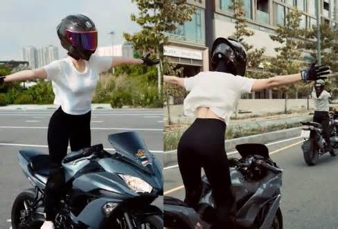 Người mẫu Ngọc Trinh lái xe mô tô thả hai tay: Có bị xử phạt?