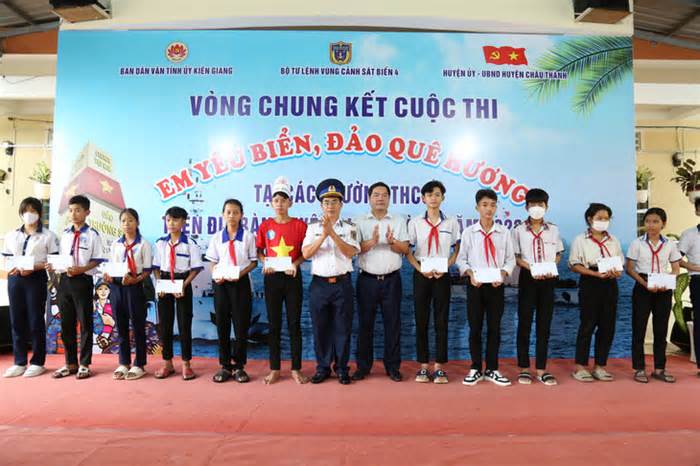 Cảnh sát biển trao 173 suất học bổng cho học sinh nghèo