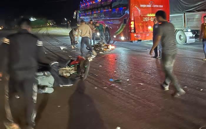 2 xe máy vỡ vụn sau va chạm trên Quốc lộ 6 ngày đầu năm mới