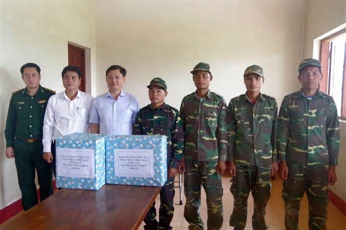 Lãnh đạo Thừa Thiên Huế chúc Tết lực lượng vũ trang Lào