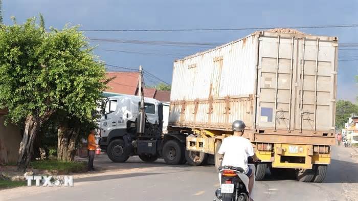 Tây Ninh: Người dân bức xúc vì xe tải gây ô nhiễm và mất an toàn giao thông