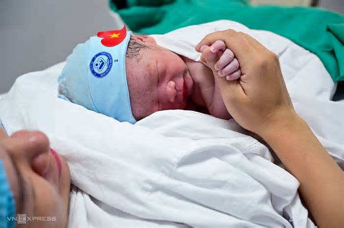 Từ 1/7, mẹ sinh con thứ 2 có thể nghỉ 7 tháng, cha thêm ngày chăm con