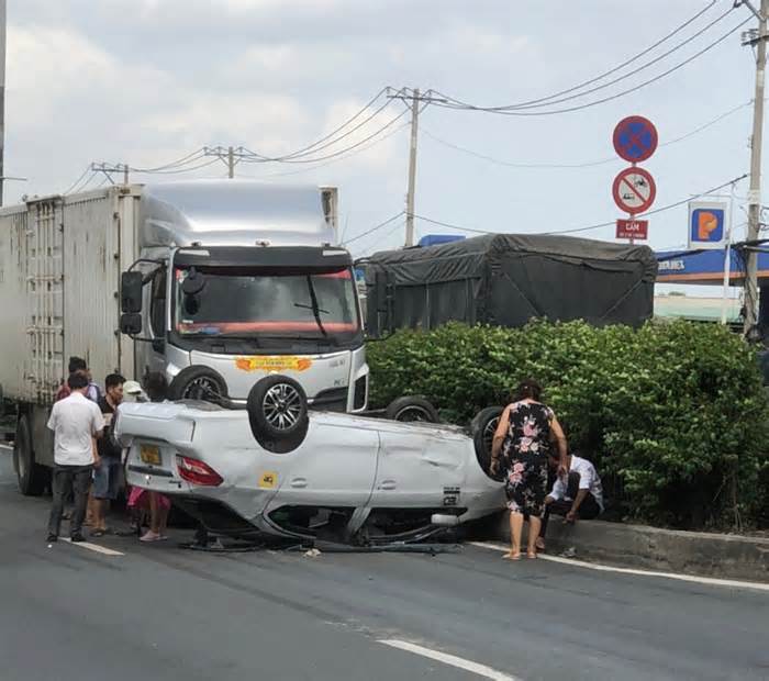 Xe công nghệ lật ngửa trên quốc lộ, 5 người may mắn thoát nạn