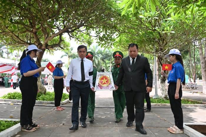 Đưa 23 hài cốt liệt sĩ quân tình nguyện Việt Nam tại Campuchia về đất mẹ