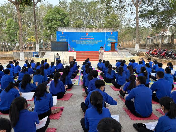 Kết nạp, trao thẻ đoàn viên, huy hiệu đoàn cho 100 thanh niên ưu tú