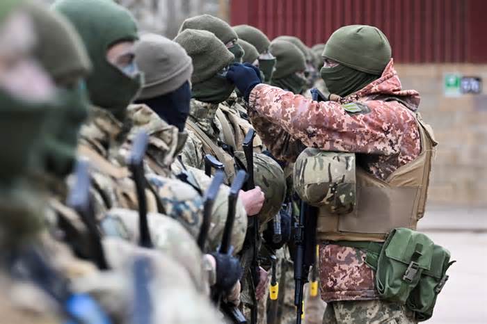 Ukraine chịu trận ở Bakhmut chờ tập hợp quân phản công