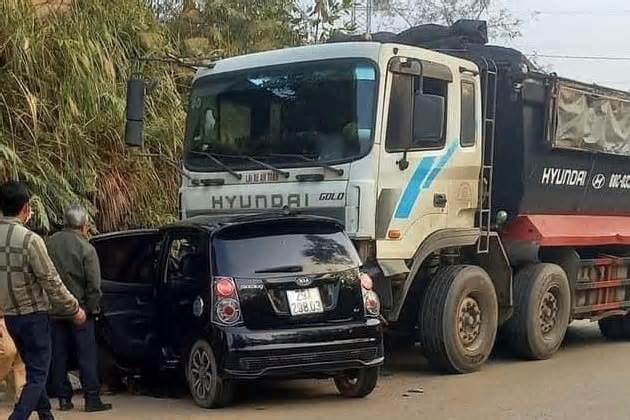 Ô tô biến dạng sau va chạm với xe tải ở Phú Thọ, hai vợ chồng thương vong