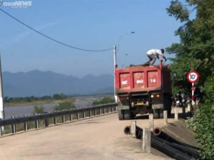 Xe chở cát đầy có ngọn ung dung chạy vào đường cấm tại Phú Yên