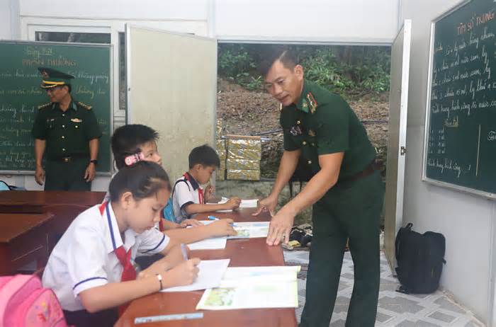 Ấm áp tình thương và lớp học nơi đảo xa của thầy giáo quân hàm xanh