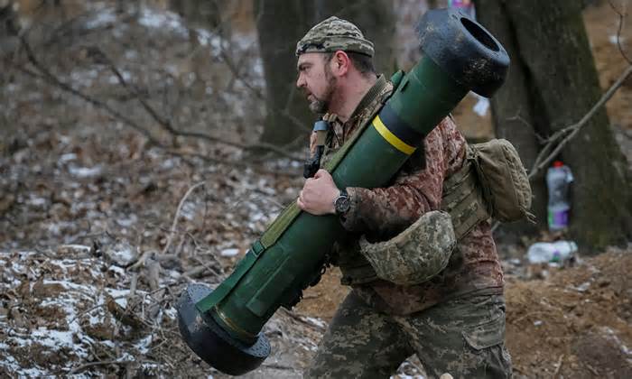 Lính Nga tận dụng vũ khí thu từ Ukraine