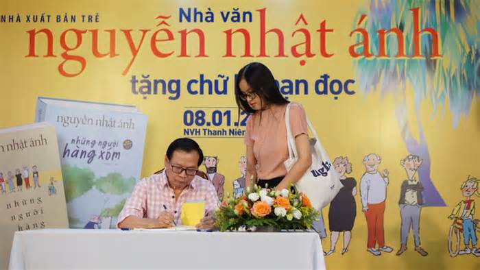 Phút ‘tê liệt’ của Nguyễn Nhật Ánh trước chồng sách giả