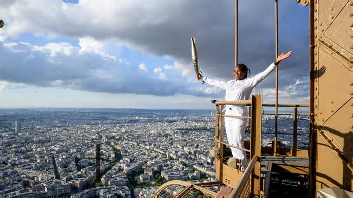 Ngọn đuốc Olympic cháy trên đỉnh tháp Eiffel