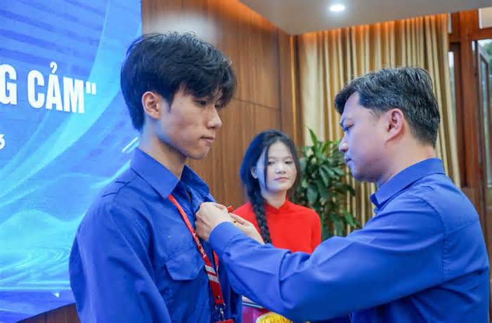 T.Ư Đoàn trao tặng Huy hiệu 'Tuổi trẻ dũng cảm' cho nam sinh Bách Khoa cứu người trong đám cháy ở Lĩnh Nam