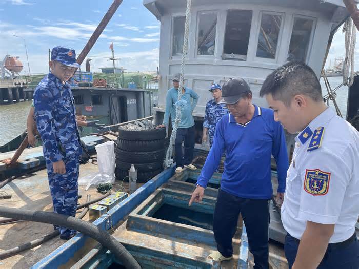 Cảnh sát biển tạm giữ tàu chở 50.000 lít dầu DO không rõ nguồn gốc