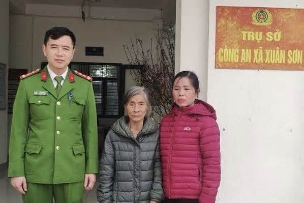 Công an Hà Nội giúp cụ bà 85 tuổi trở về nhà sau hơn 2 năm lưu lạc