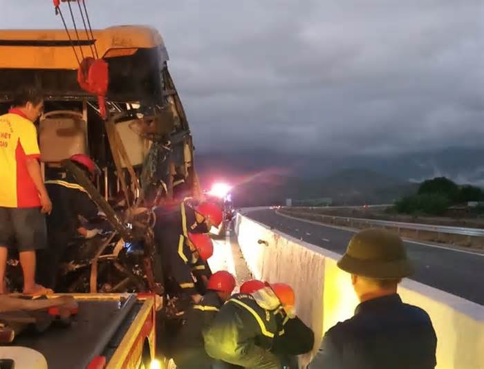 Xe khách va chạm xe tải trên cao tốc, 2 người thiệt mạng
