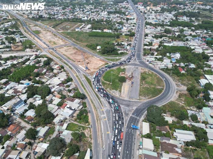 Du khách đổ về Vũng Tàu du xuân, Quốc lộ 51 kẹt xe 'không lối thoát'