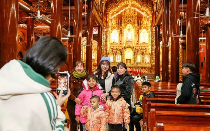 Nhà thờ dát vàng ở Nam Định thu hút người dân đến chụp ảnh dịp giáng sinh