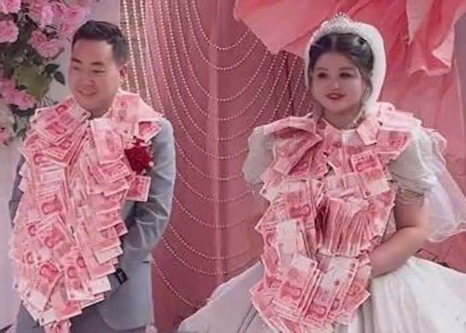 8 chị gái tặng vòng hoa tiền mặt trị giá 22.000 USD cho em trai vào ngày cưới