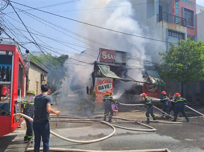 Quảng Bình: Cháy lớn thiêu rụi quán cháo gà ở thành phố Đồng Hới