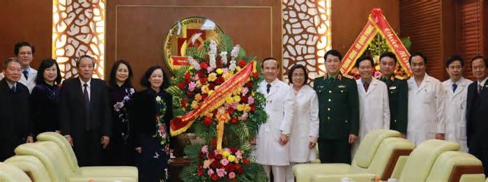 Thường trực Ban Bí thư Trương Thị Mai thăm, chúc mừng Bệnh viện Trung ương Quân đội 108