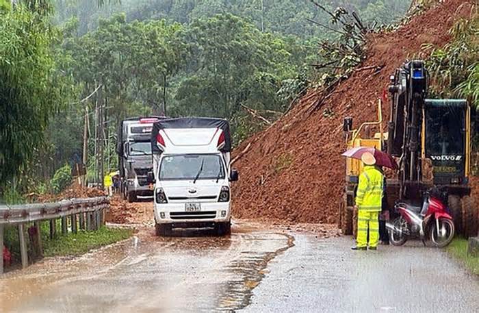 Một người chết, nhiều tuyến đường bị sạt lở sau mưa lớn kéo dài ở Bắc Kạn