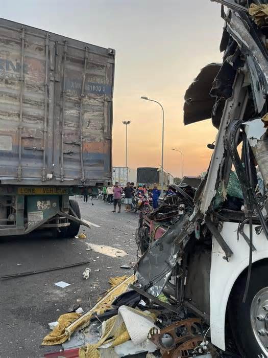 Tai nạn kinh hoàng ở cao tốc TP HCM-Long Thành-Dầu Giây: Tài xế chết, 12 người bị thương