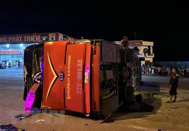 Bình Định: Xe tải đâm xe khách lật ngang, 12 hành khách bị thương