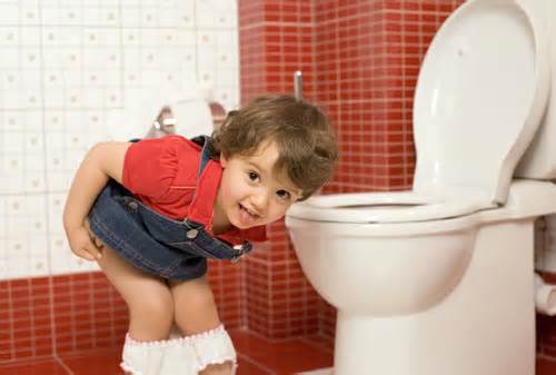 Có nên cho con trai nhỏ vào nhà vệ sinh nữ cùng mẹ?