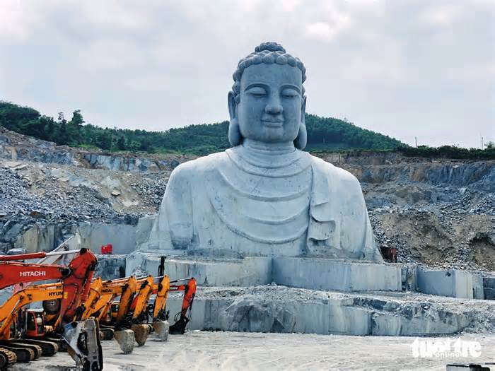Toàn cảnh công trường làm tượng Phật khổng lồ bằng đá ở Đà Nẵng