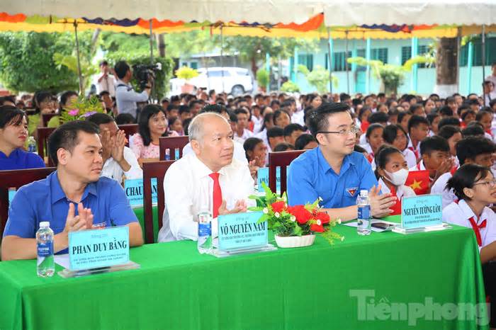 Bí thư Trung ương Đoàn Nguyễn Tường Lâm dự lễ khai giảng, trao học bổng tại An Giang