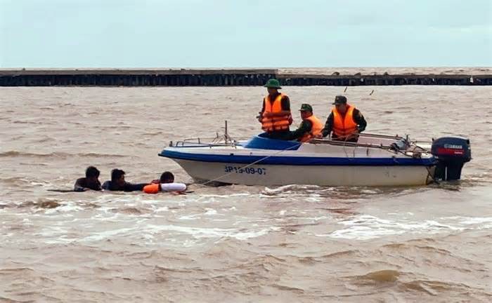 Cà Mau: Bộ đội Biên phòng kịp thời cứu 3 người trôi dạt trên biển