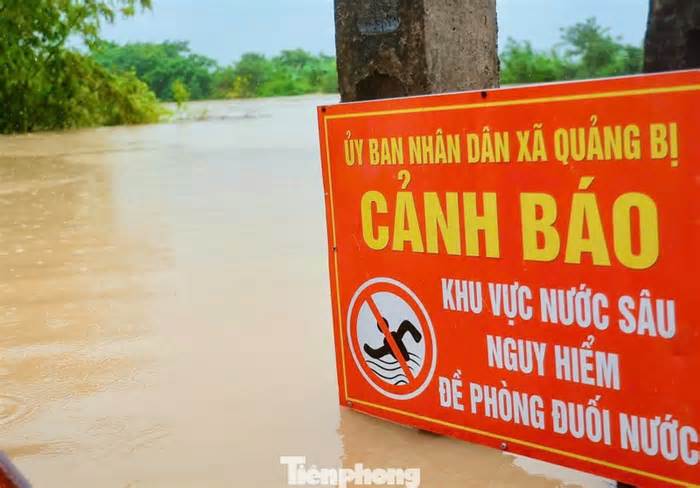 Nước dâng ngang người, người dân vùng ven Hà Nội dùng thuyền đi lại