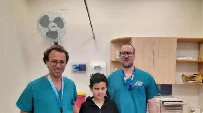 Ca phẫu thuật 'thần kỳ': Nối lại đầu cho cậu bé bị ô tô tông