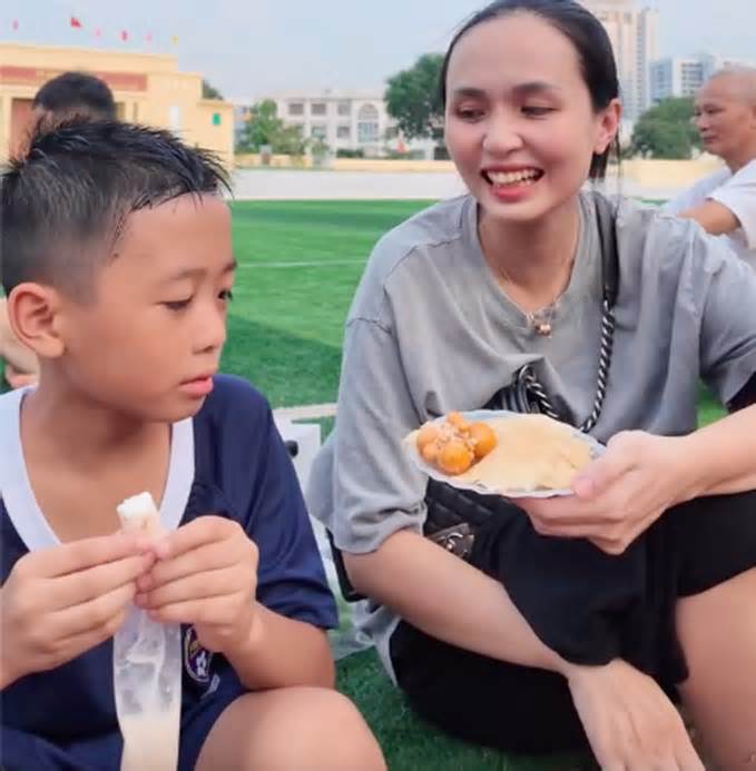 Vợ Văn Quyết lên Bắc Giang thăm, tiếp đồ ăn cho con trai