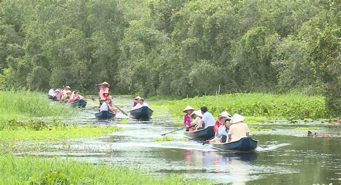 Tổng lãnh sự Hàn Quốc đi xuồng ngắm sông nước miền Tây