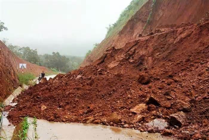 Thêm điểm sạt lở nghiêm trọng, chia cắt 50 hộ dân tại Đắk Nông