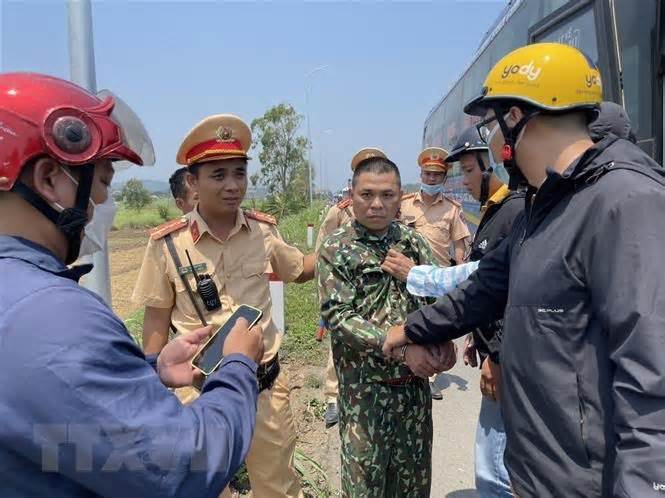 Bắt đối tượng cướp giật tài sản khi đang trốn trên xe khách Bắc-Nam