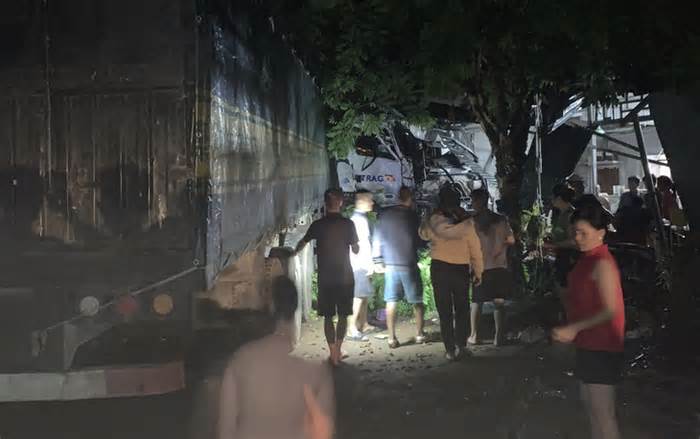Xe tải lao vào nhà dân ven đường ở Sơn La, 2 người chết, 5 bị thương