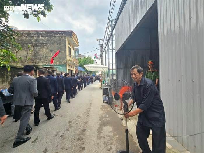 Người làng Lại Đà mang quạt ra đường, lo chỗ nghỉ cho khách viếng Tổng Bí thư