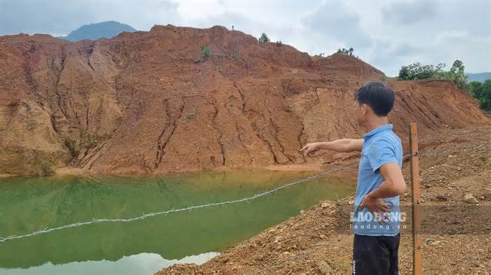 Hiểm họa treo trên nóc nhà dân do mỏ sắt trây ỳ hoàn thổ